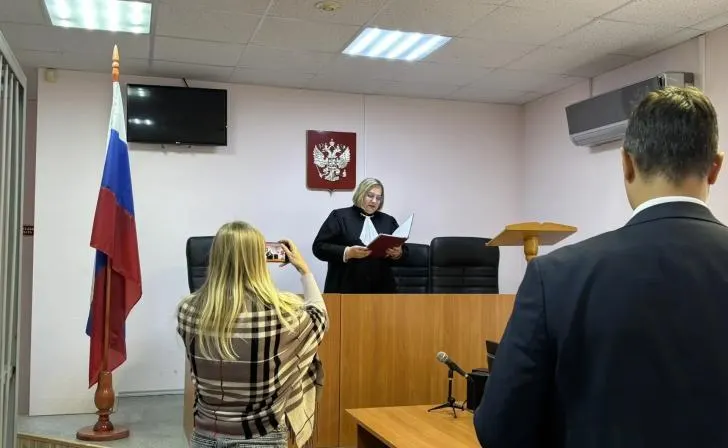 Суд отклонил иск учительницы против сестры выпускника, которая опубликовала видеоматериал о поведении педагога; решение может быть обжаловано.