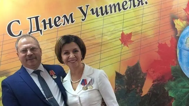 Задержанный педагог с длительным стажем считался семейным человеком и общественным деятелем; появились новые подробности дела.