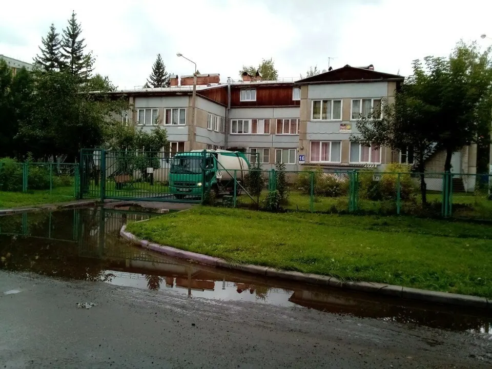 Официально причина — высокая стоимость содержания, но некоторые считают мотивы иными. В учреждении проживают десять воспитанников, которые достигли успехов в учёбе.