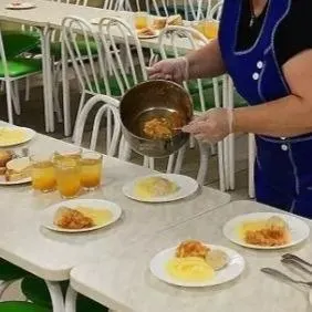Проверка выявила просроченные продукты без маркировки и нарушение условий хранения; директора школы оштрафовали на 20 тысяч рублей.