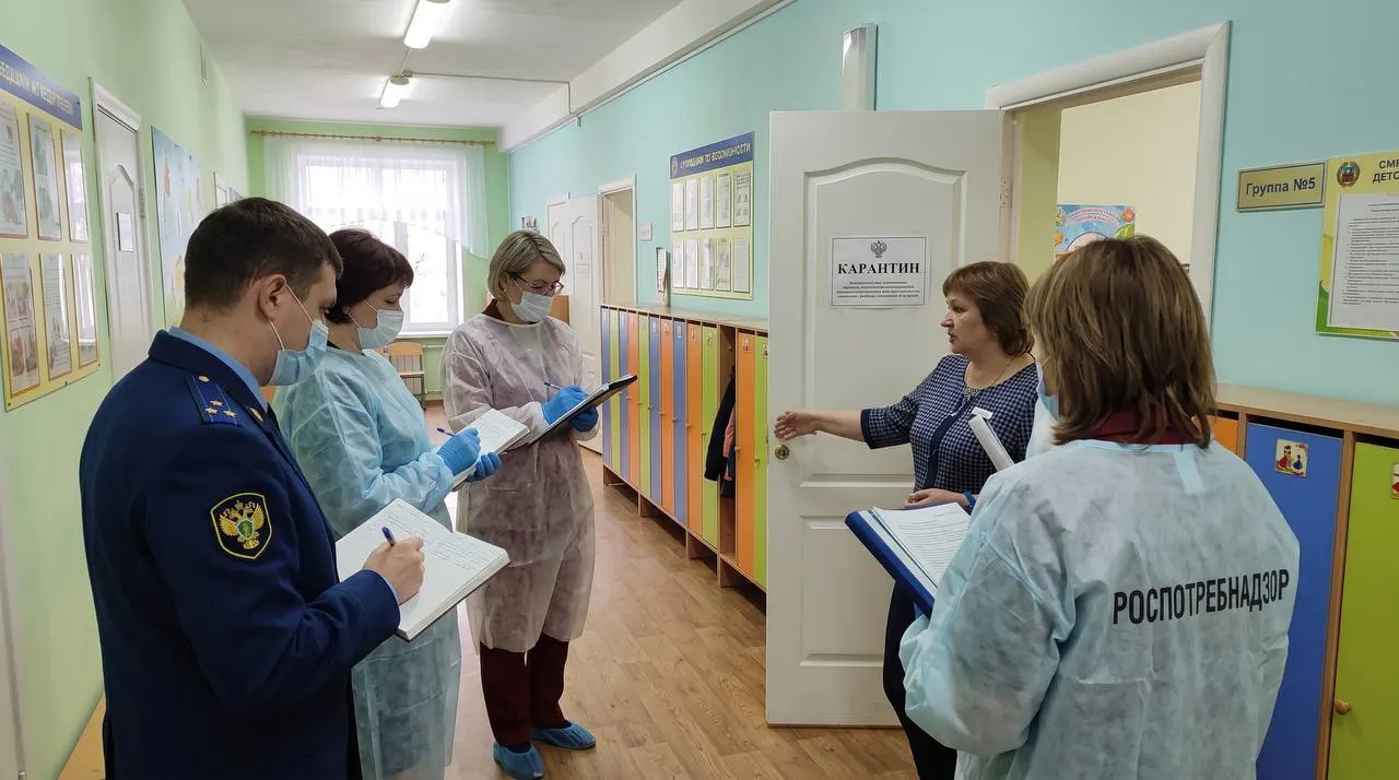 В детском саду №251 в Барнауле зафиксированы случаи ротавирусной инфекции в группе старшего дошкольного возраста. Детей с симптомами изолируют, группу временно закрывают. Проведение проверки запланировано надзорными органами.