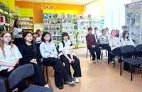 На уроке девятого класса обсудили истории тюменцев, участвующих в боевых действиях и помогающих армии волонтёрством.