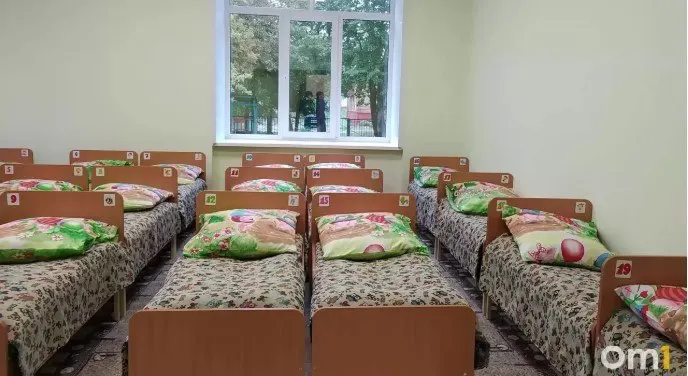 Госдума предложила продлить часы работы детских садов до 20:00. В Омске вечерние группы пока не планируются, обращений родителей не поступало.