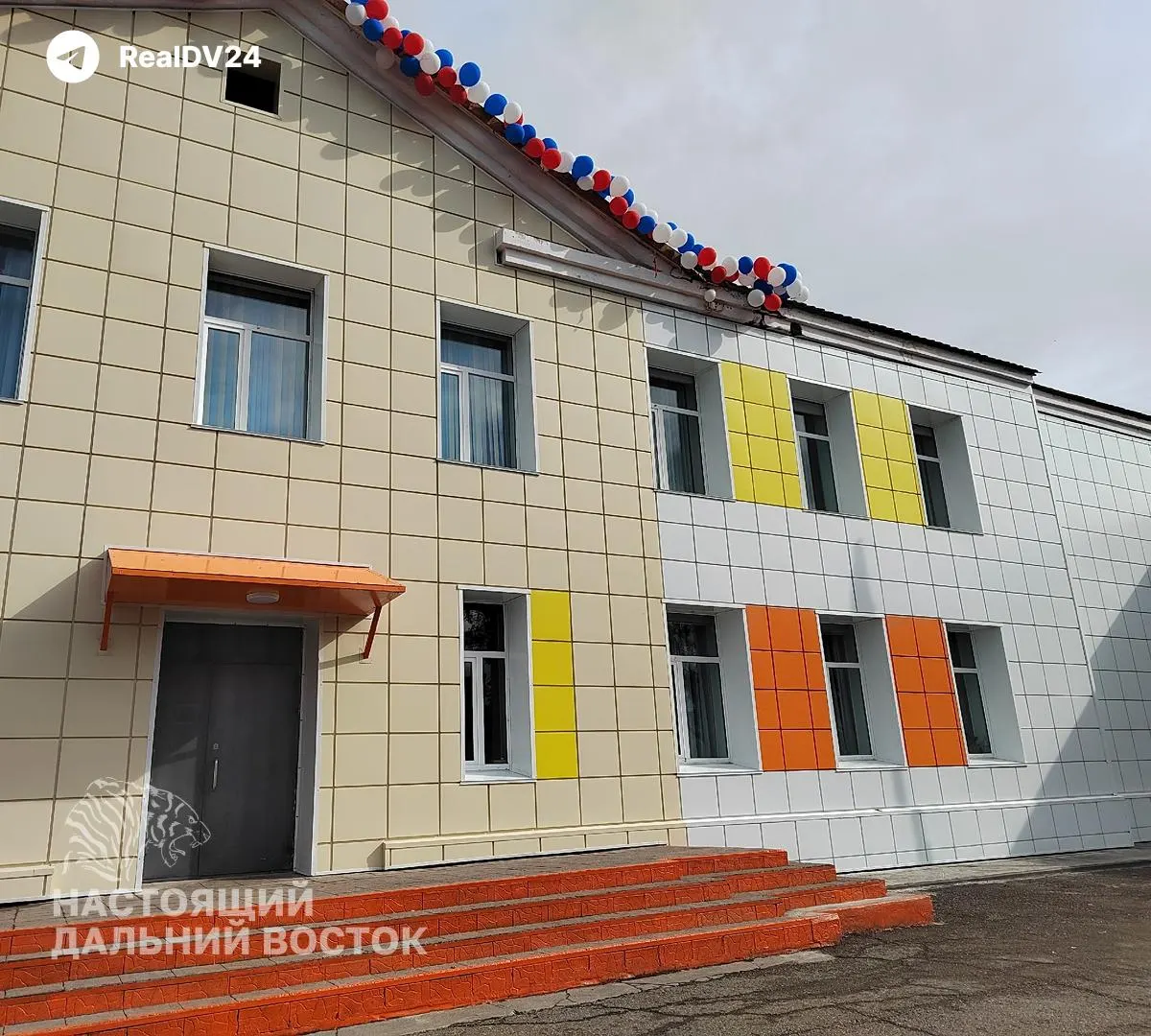 Капитальный ремонт школьного здания в районе Рыбачий Вилючинска идёт с проблемами: трещины, угроза грунтовых вод фундамента и задержки работ из-за нехватки рабочих. Выделено почти 118,5 млн рублей.