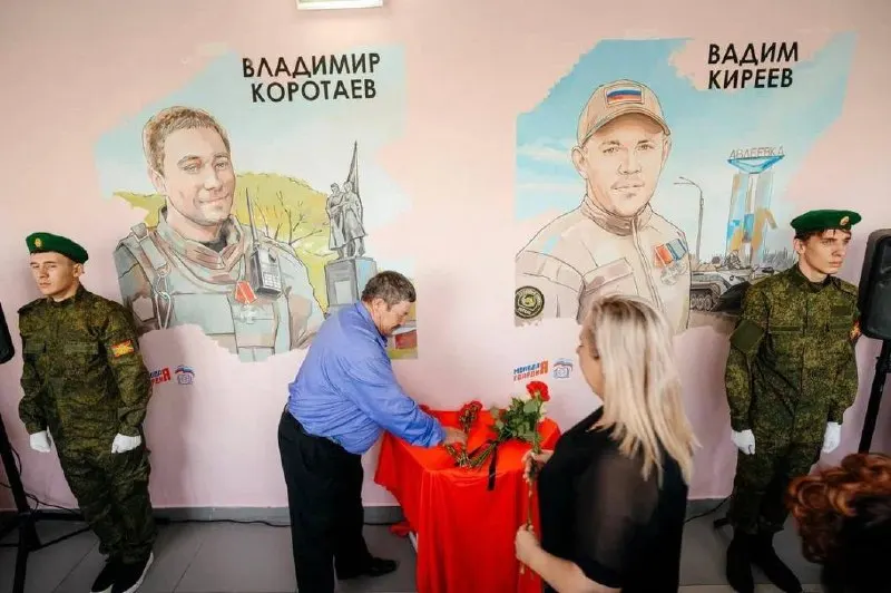 За сентябрь в тюменских школах установили восемь портретов погибших выпускников; проект получил губернаторский грант и планирует разместить ещё портреты.