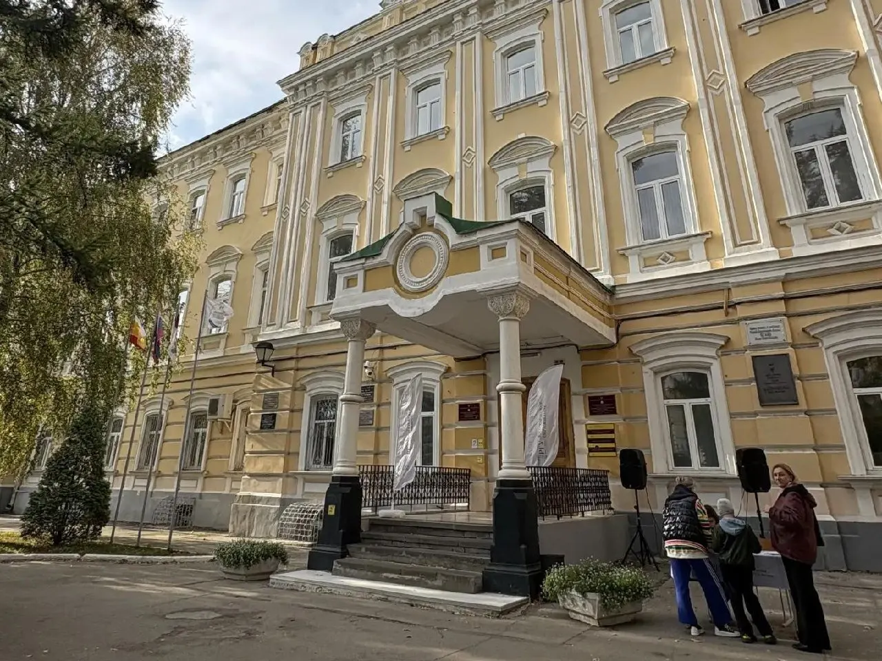 Разбираемся, какие проблемы мешают молодым людям найти работу по профессии в регионе.