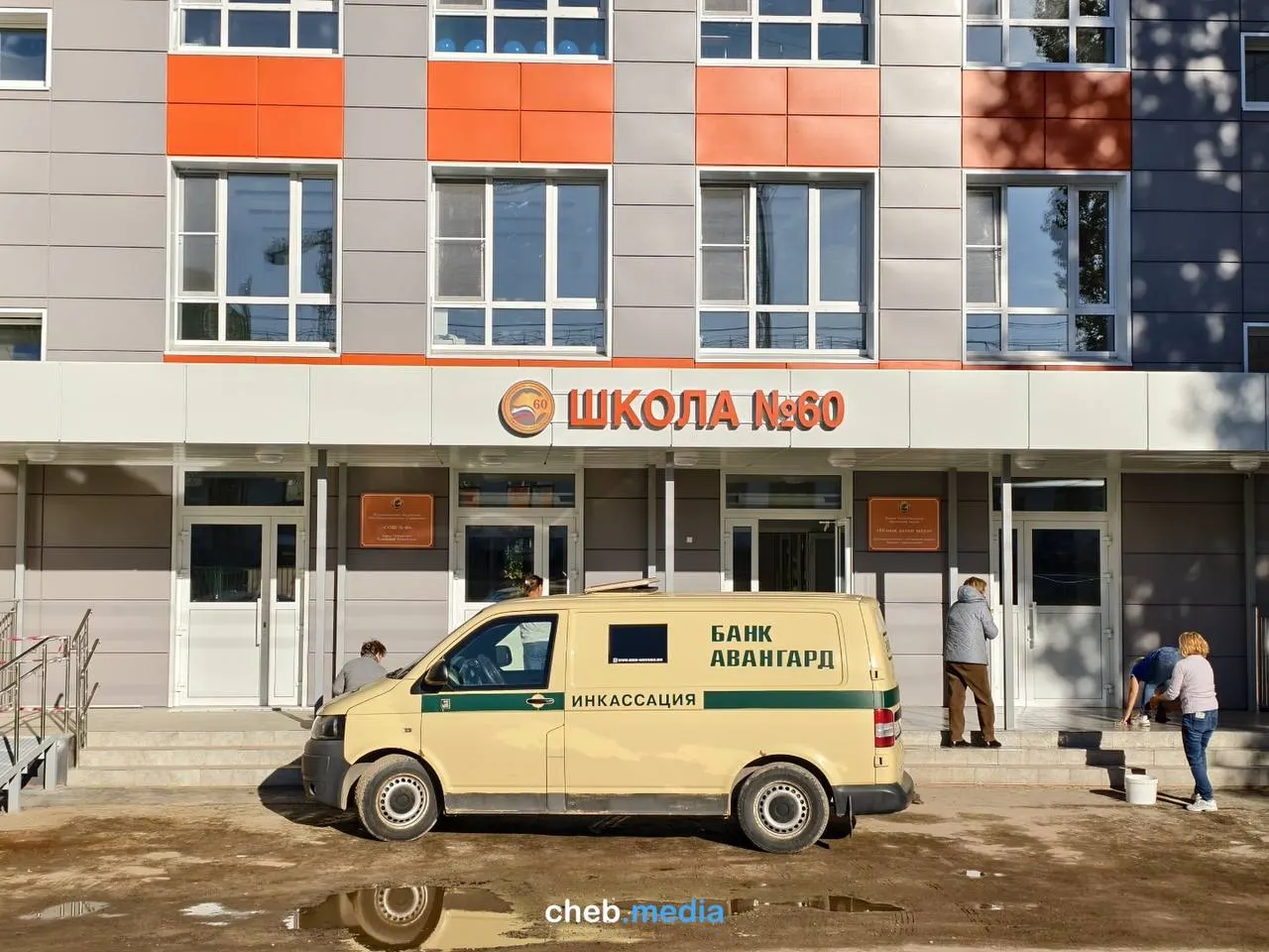 Родители жалуются на повторяющиеся сборы после капитального ремонта школ и обсуждают причины практики.