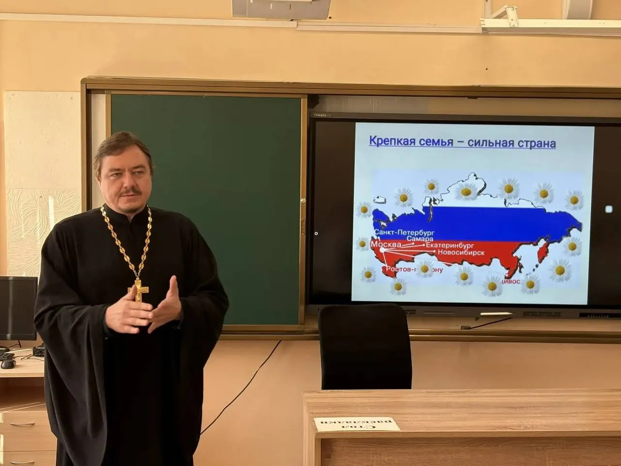 Правительство региона подписало соглашение о патриотическом и религиозном воспитании детей; предложение об участии священнослужителей и ветеранов пока не утверждено.