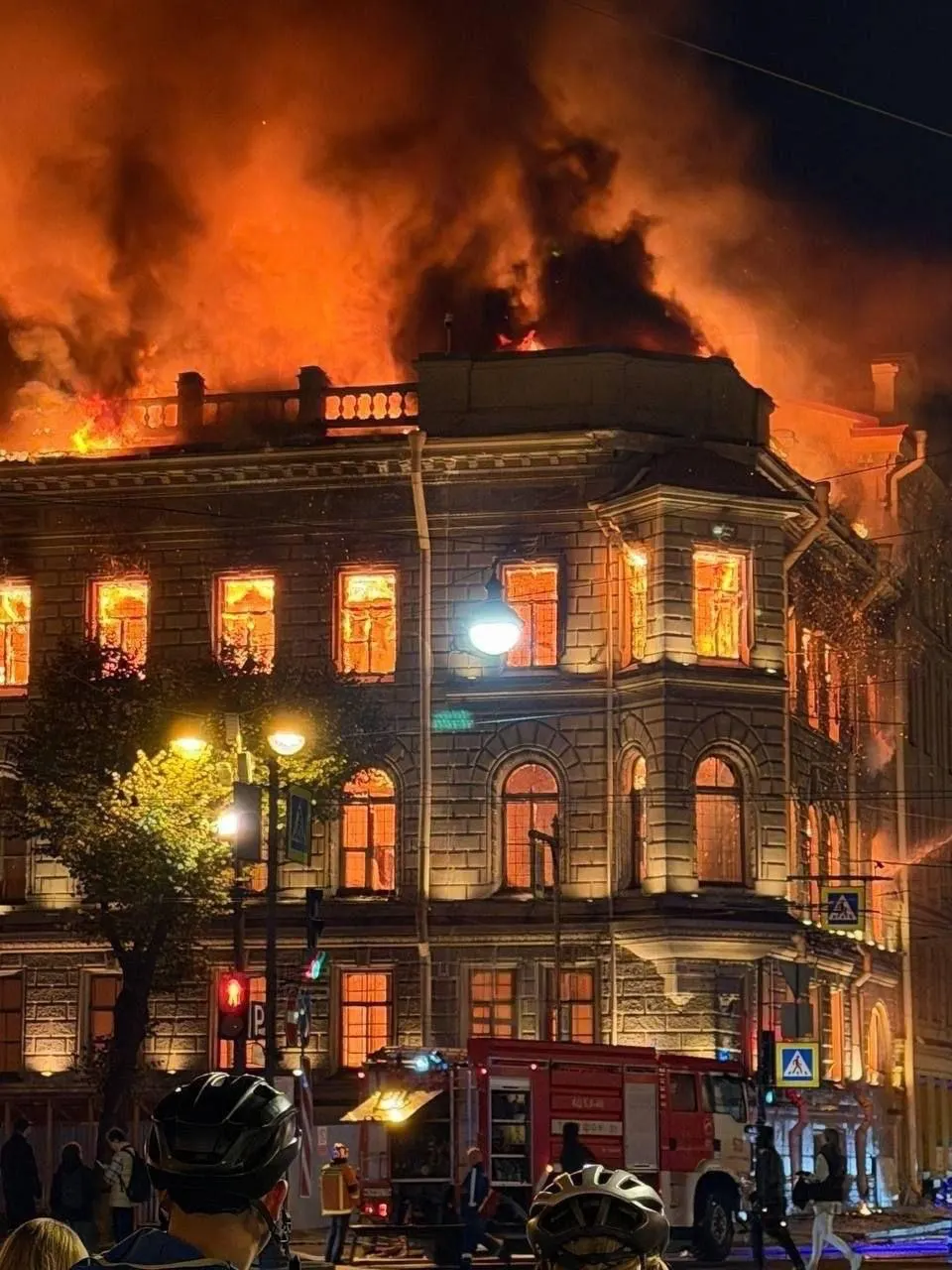 Пожар в центре Санкт‑Петербурга, атаки беспилотников в Волгоградской области, массированные удары по Украине, отмена митинга в Краснодаре, обновления в олимпиадах и обсуждение санкций.