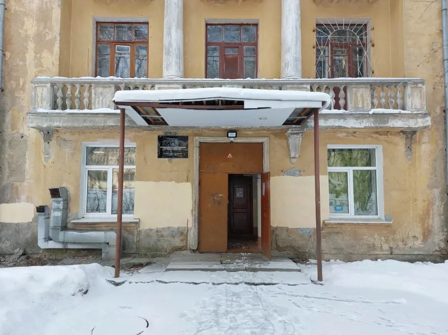 Ремонт затронет кровлю, окна и фасад, а также внутренние помещения; сроки работ — до 12 ноября 2027 года, участок будет ограждён.