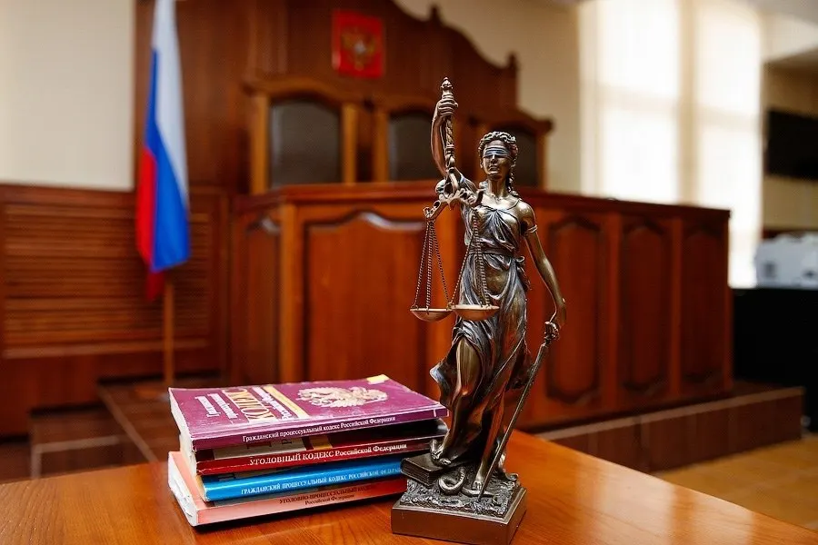 Иск к школе подан в Центральный районный суд Калининграда после травм 12-летней школьницы на перемене; прокуратура требует оплату лечения и возмещение морального вреда.