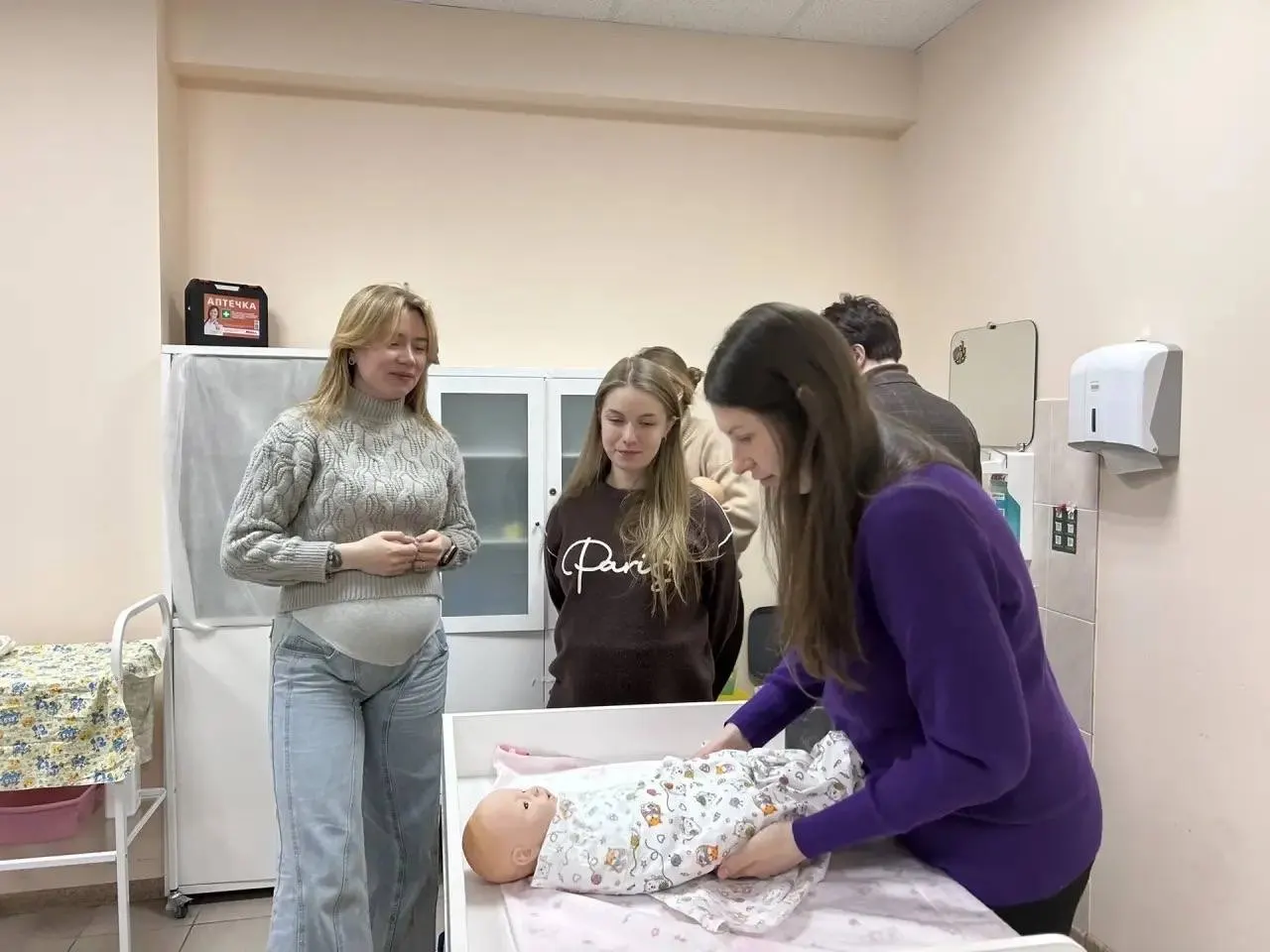 Бесплатный курс бытовых навыков поможет родителям освоить уход за младенцем, безопасный сон и первую помощь, с гибким расписанием и поддержкой специалистов.