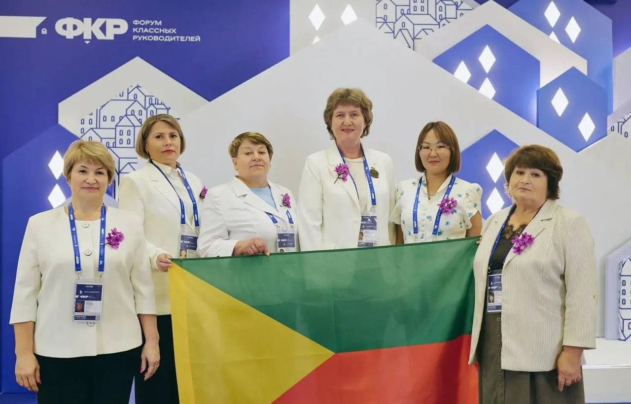 Делегация преподавателей Забайкальского края принимает участие в форумах директоров и всероссийском форуме классных руководителей в Москве, обсуждая современные методики обучения и развитие профессионального сообщества.
