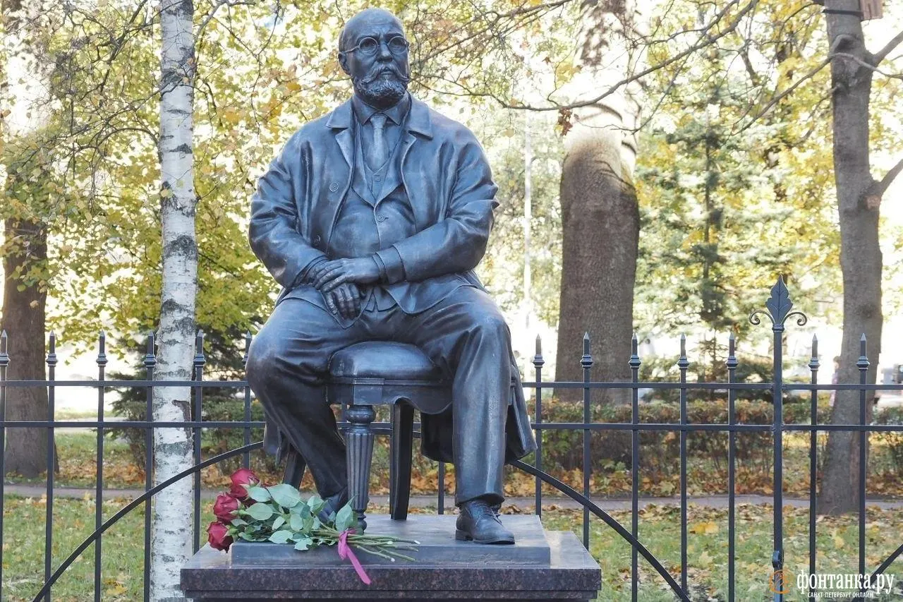 Памятник основателю местной анестезии Василию фон Анрепу открыт в городе; памятник подчёркивает вклад учёного в медицину и образование женщин.