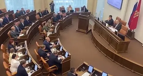 В новом составе Законодательного собрания Красноярского края профильные комитеты по здравоохранению и образованию упразднены; вопросы здравоохранения переданы другому комитету, образование — в новый, а в регионе закрываются роддома и отменён набор в 10-й класс.