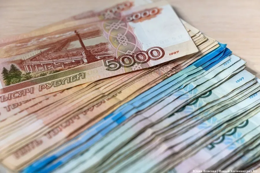 Дополнительное финансирование пойдет на кадровую политику, погашение задолженности по ОМС и развитие медицинской инфраструктуры; часть средств направят в образование и соцуслуги.