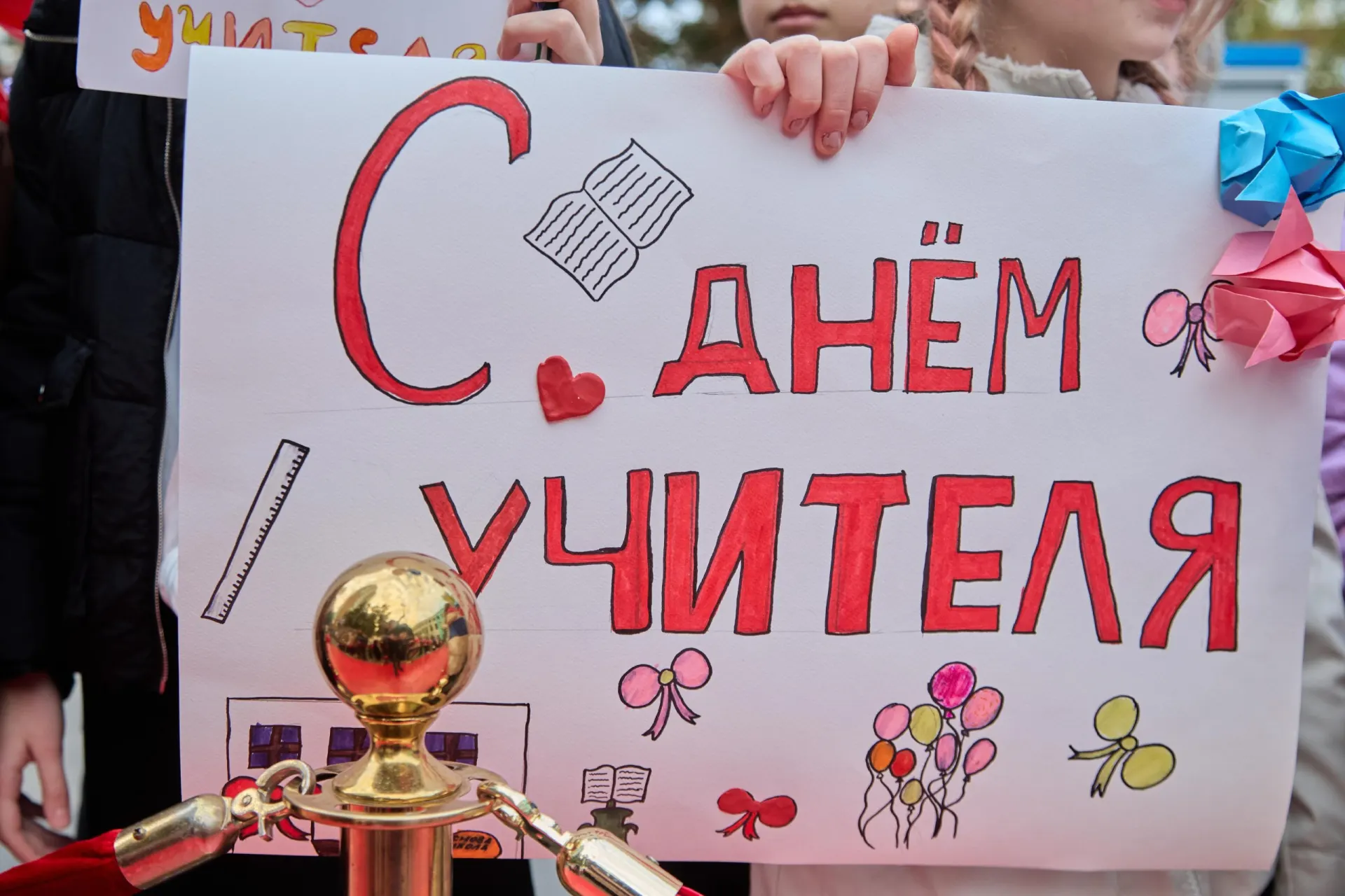 Учителя делятся опытом изменений в школе и взаимоотношениях с учениками и родителями за два поколения.