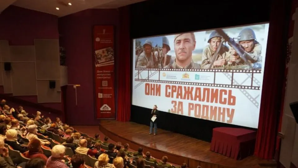 Обсуждаются бесплатные сеансы исторических фильмов для льготников и школьников, а также образовательные инициативы о патриотизме и участниках специальной военной операции.